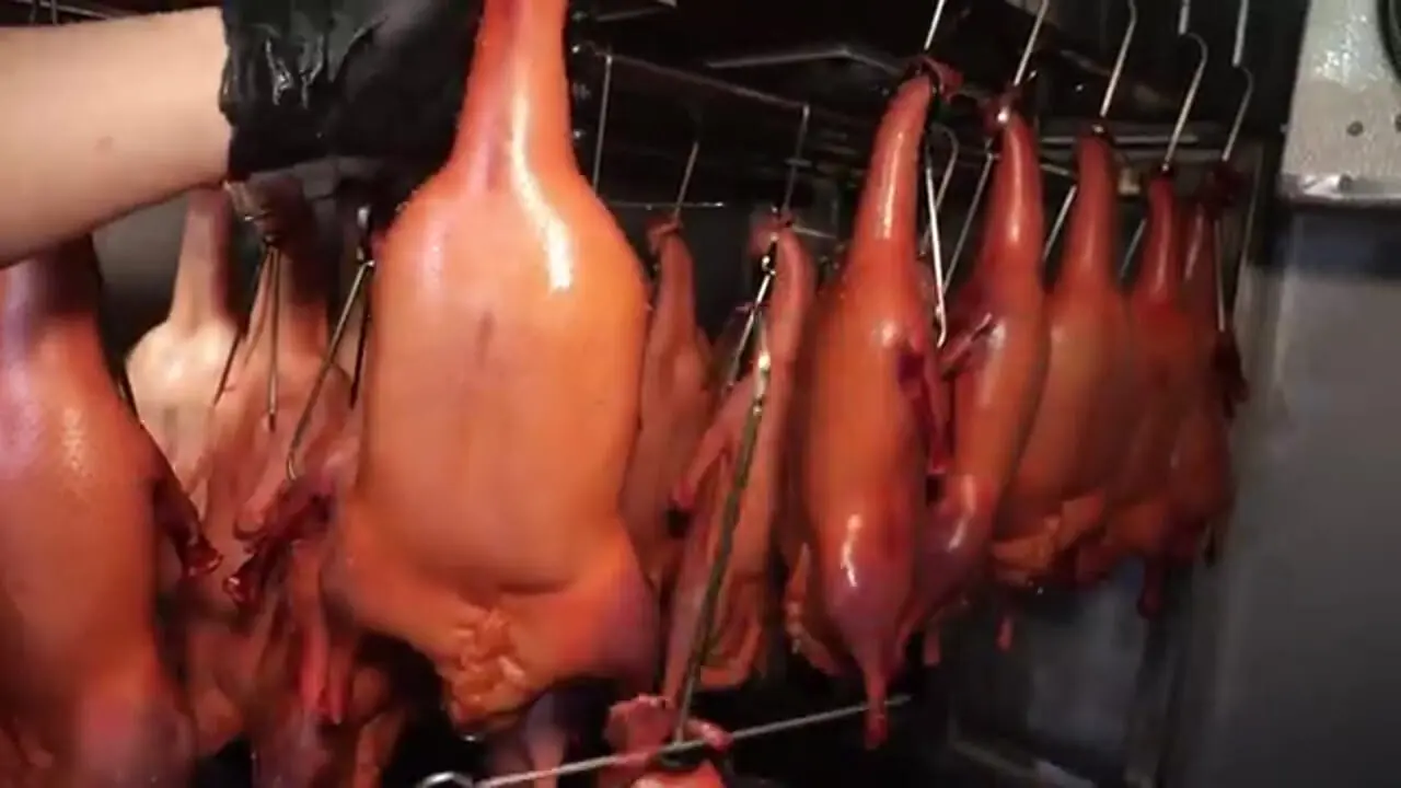 غذای خیابانی در کره؛ تهیه خوراک مرغابی شکم پر باستانی در بوسان