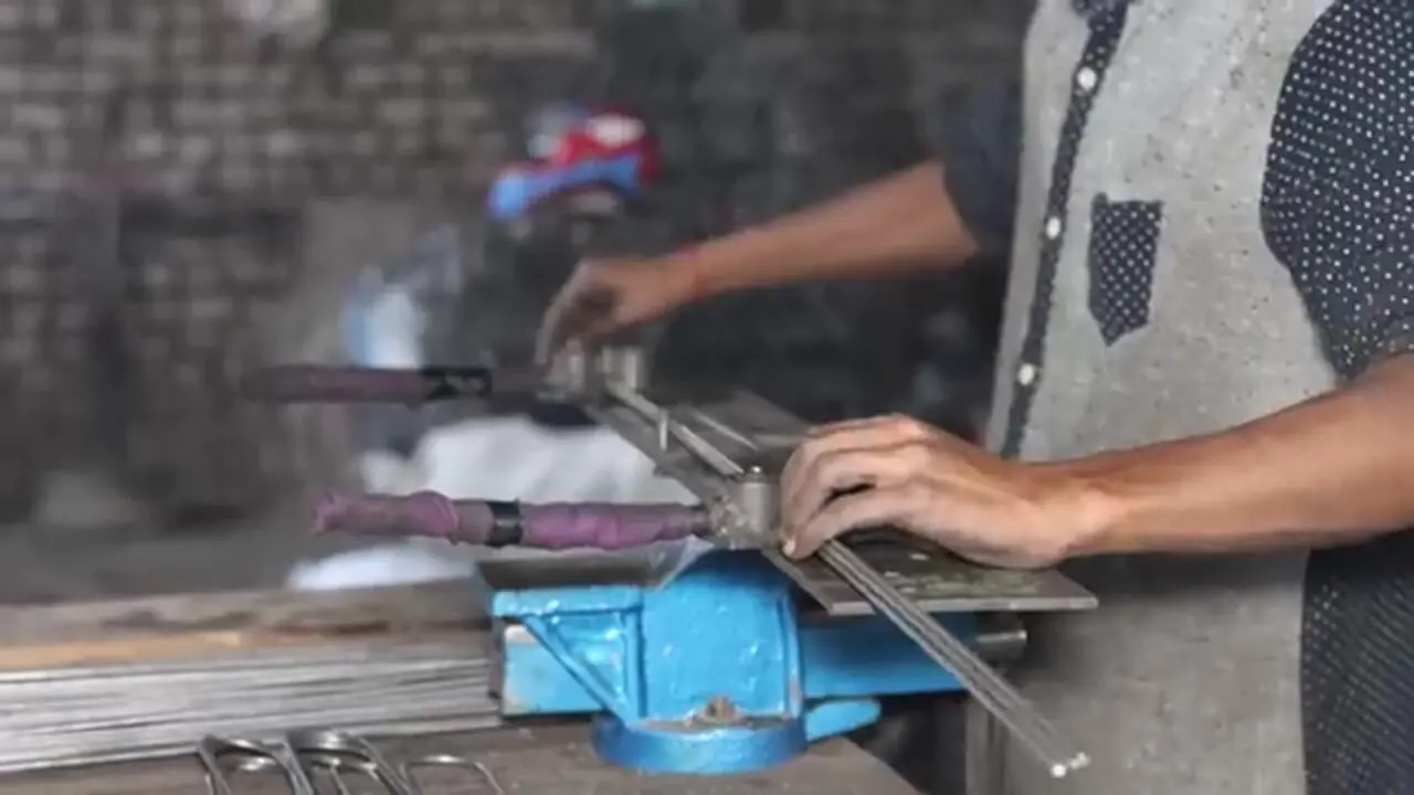 مراحل دیدنی بازیافت ضایعات آلومینیوم و تولید چوب لباسی با آن ها