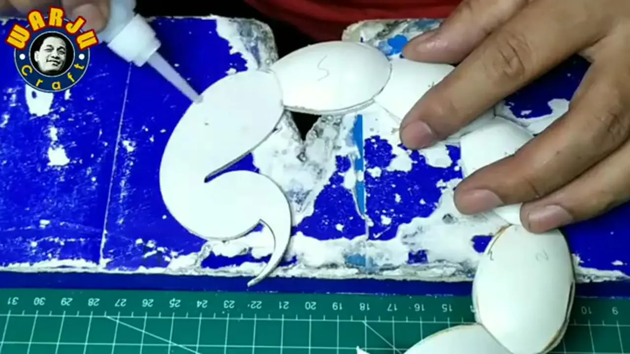 مراحل ساخت چراغ دیواری تزئینی به شکل عقرب به روش هنرمند اندونزیایی