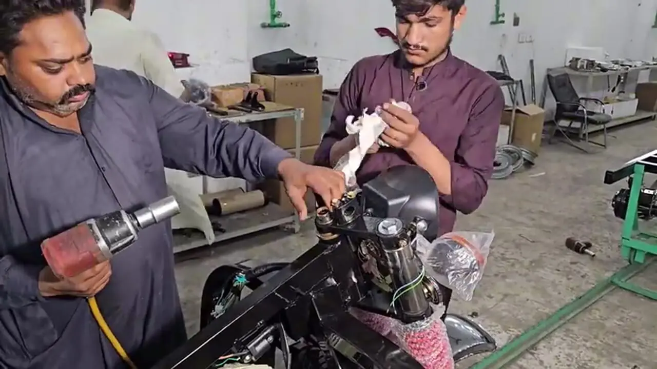 مراحل دیدنی تولید موتور سه چرخ مشهور ریکشا در کارگاهی در پاکستان