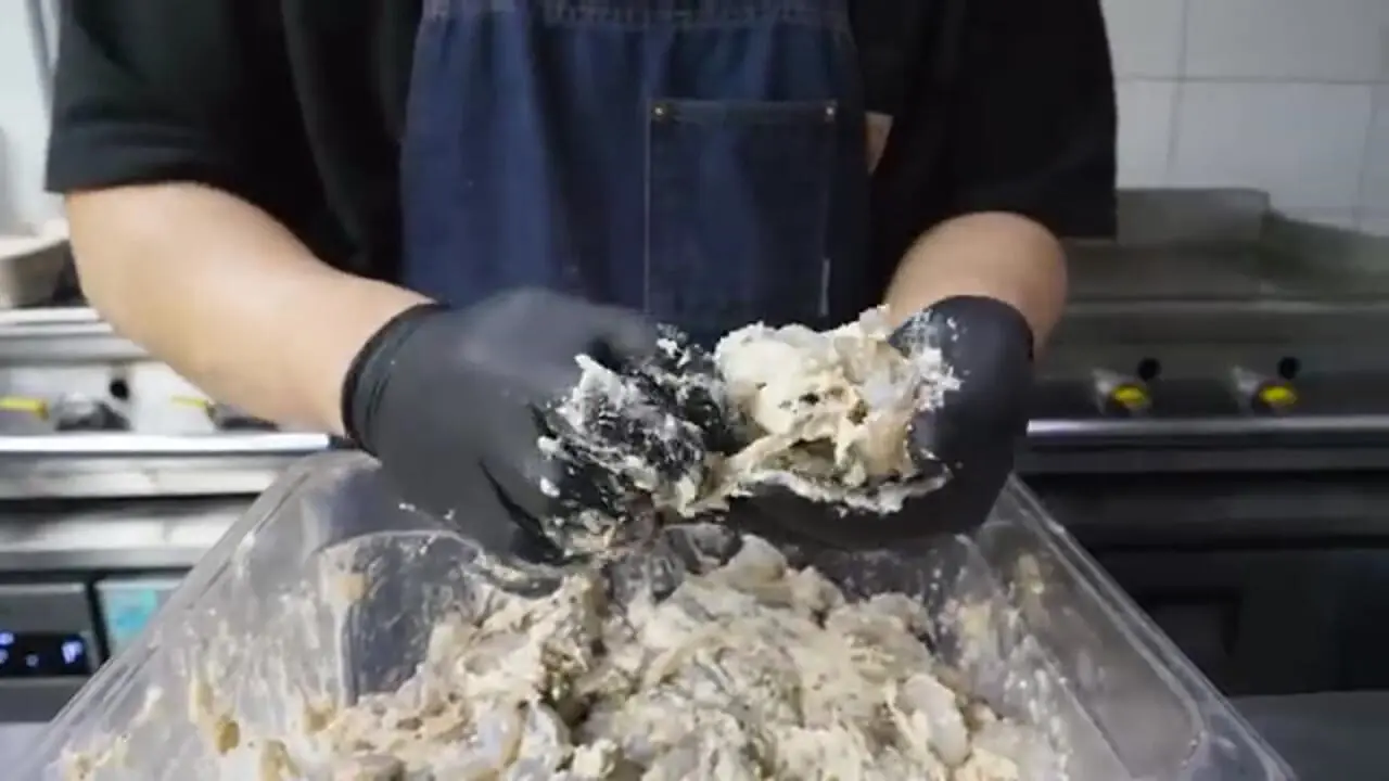 غذای خیابانی در کره؛ تهیه برگر با گوشت، مرغ و میگو در سئول