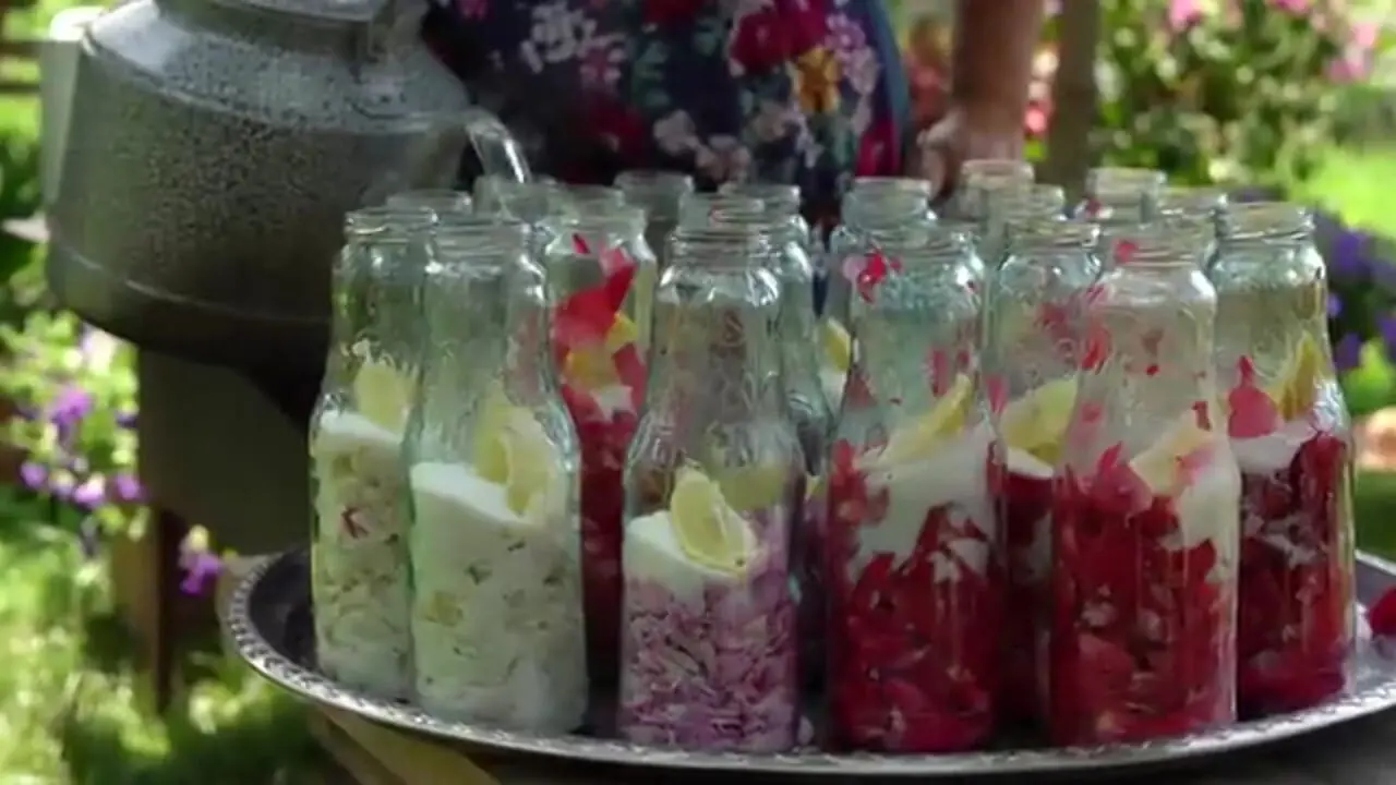 غذای روستایی در آذربایجان؛ برداشت گل رز و تهیه شربت و شیرینی با آن