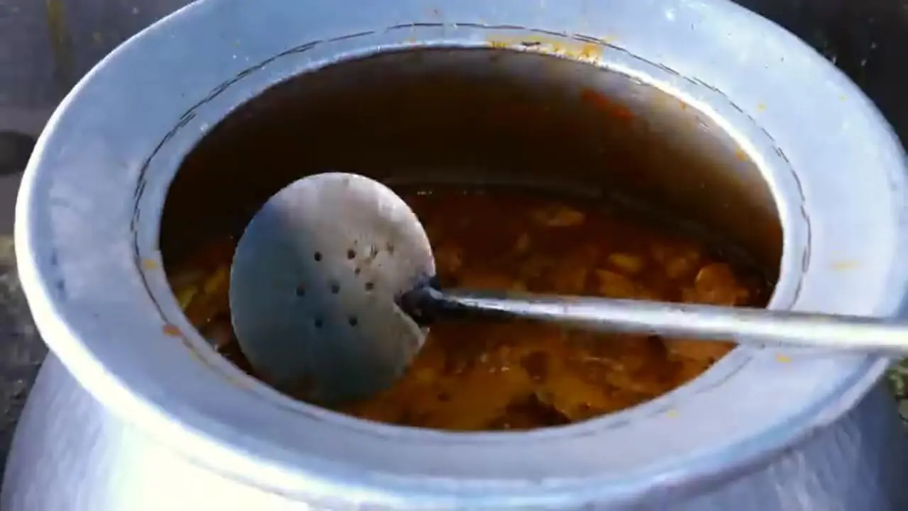 غذای خیابانی در پاکستان؛ پخت بریانی مرغ در کراچی