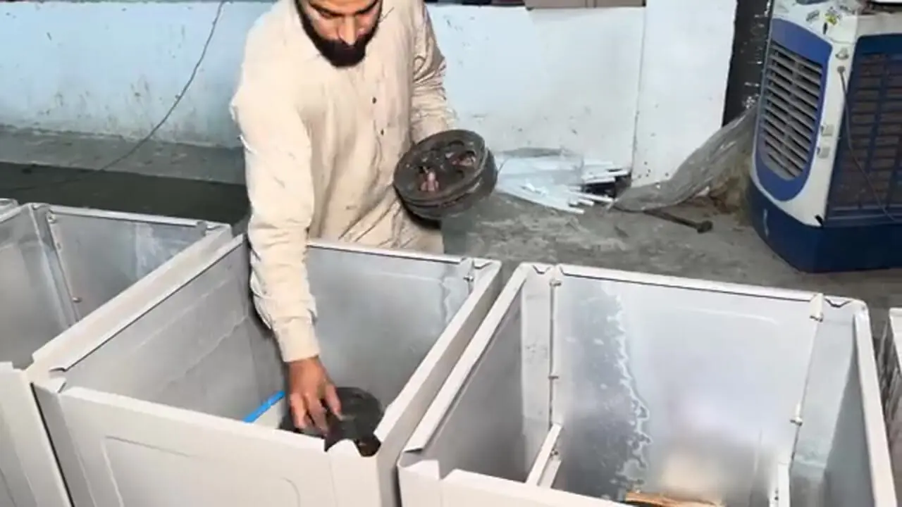 پاکستانی ها چگونه ماشین لباسشویی را در کارگاه تولید می کنند؟