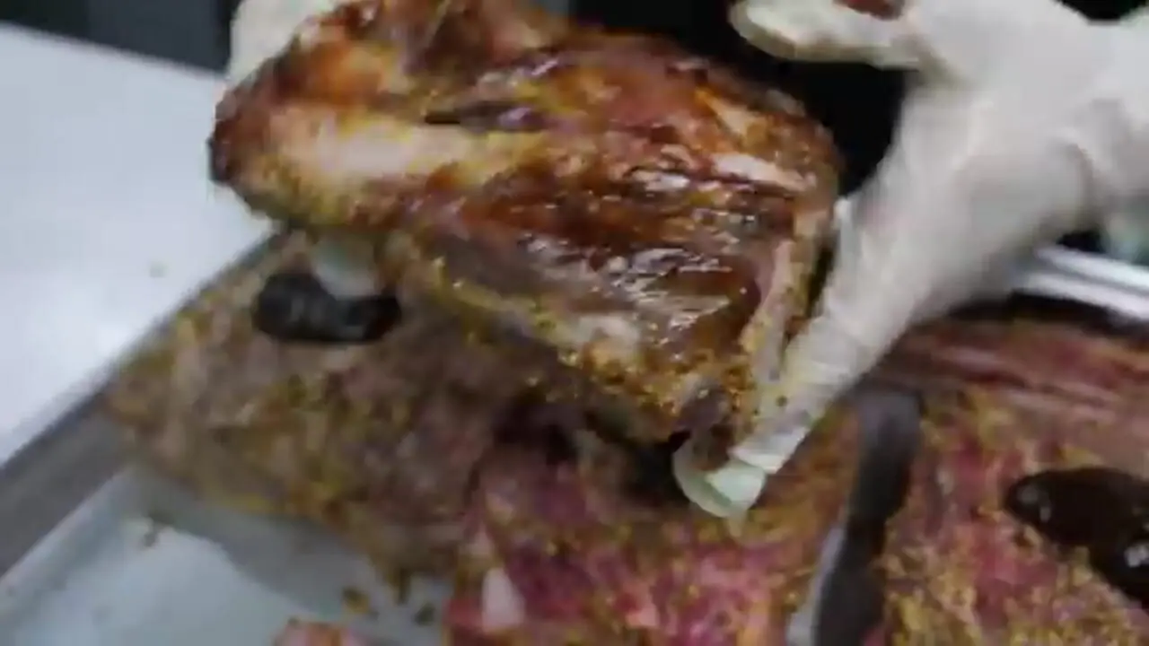 غذای خیابانی در کره؛ پخت پیتزای محبوب دیترویت در سئول