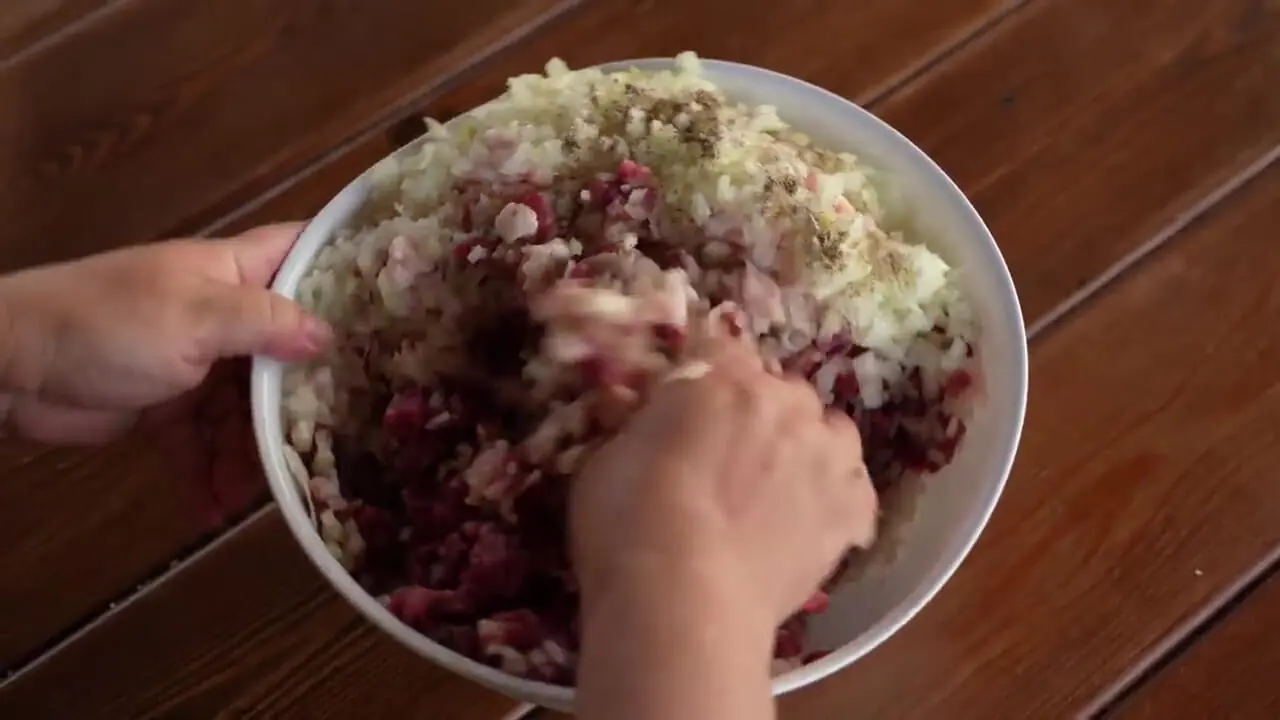 ببینید| غذای روستایی در روسیه؛ پخت سمبوسه سنتی توسط آشپز داغستانی