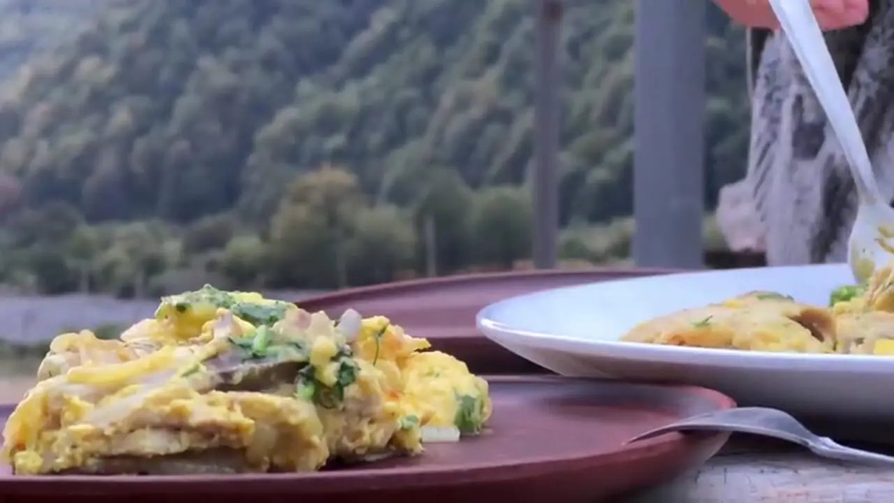 ببنیید| غذای روستایی در آذربایجان؛ برداشت آلو و تهیه کمپوت با آن و پخت خوراک مرغ در روستا