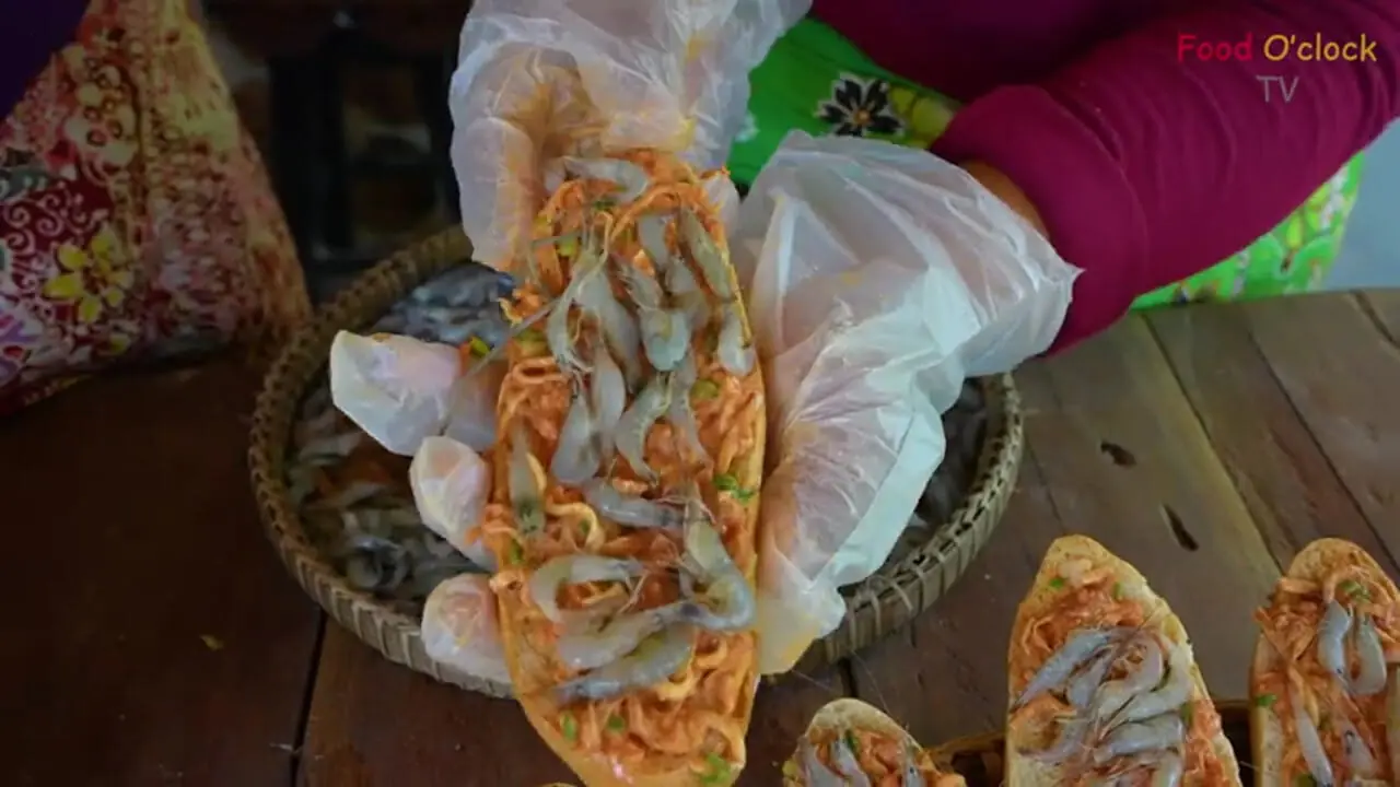 غذای روستایی در سنگاپور؛ تهیه نان سرخ شده با میگو، پاپایا و سبزیجات