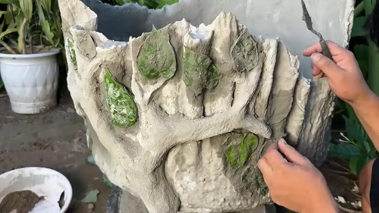 چگونه با چرخ قدیمی دوچرخه و سیمان یک حوض زیبا بسازیم؟