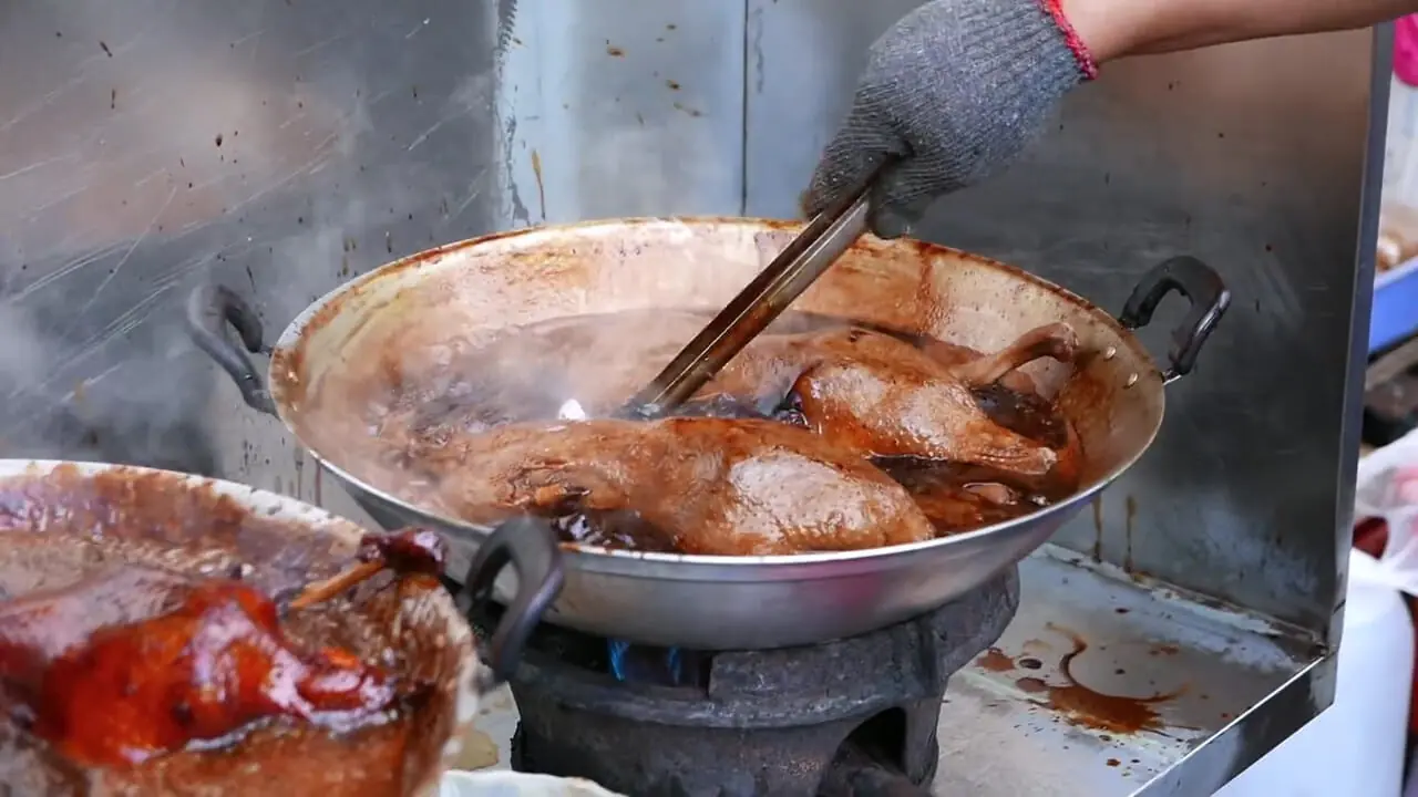 غذای خیابانی در تایوان؛ پخت اردک کاراملی در شهر کائوهسیونگ