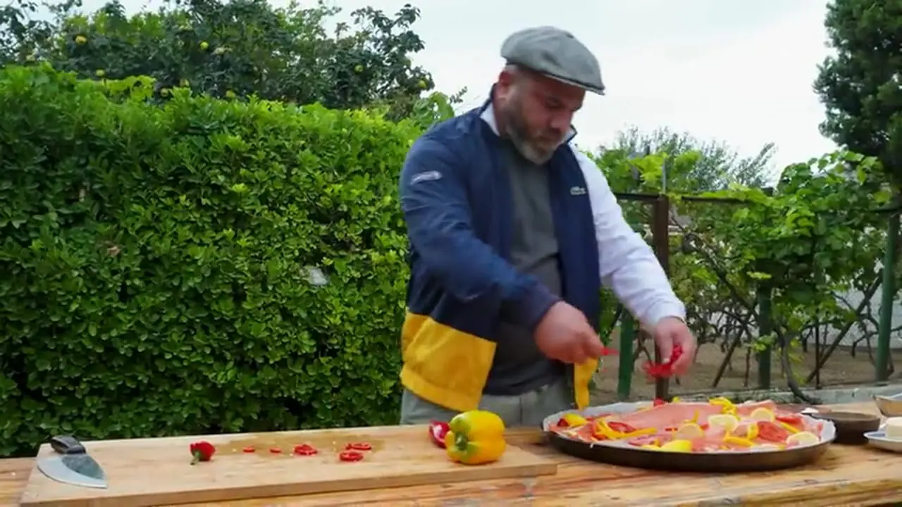 غذای روستایی در آذربایجان؛ کباب ماهی سالمون در فر