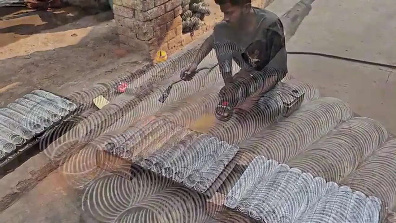 مراحل تماشایی تولید النگوهای فلزی رنگی در کارگاهی در پاکستان