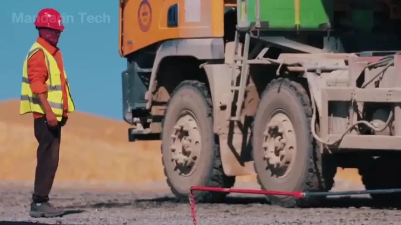 ببینید| چگونه چینی ها در بیابان 500 کیلومتر بزرگراه ساختند؟