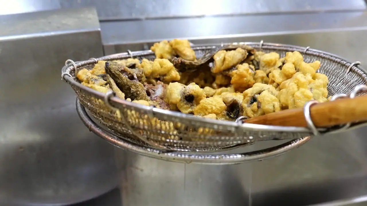 غذای خیابانی در آمریکا؛ برش ماهرانه مارماهی و پخت دو نوع غذا با آن در نیویورک