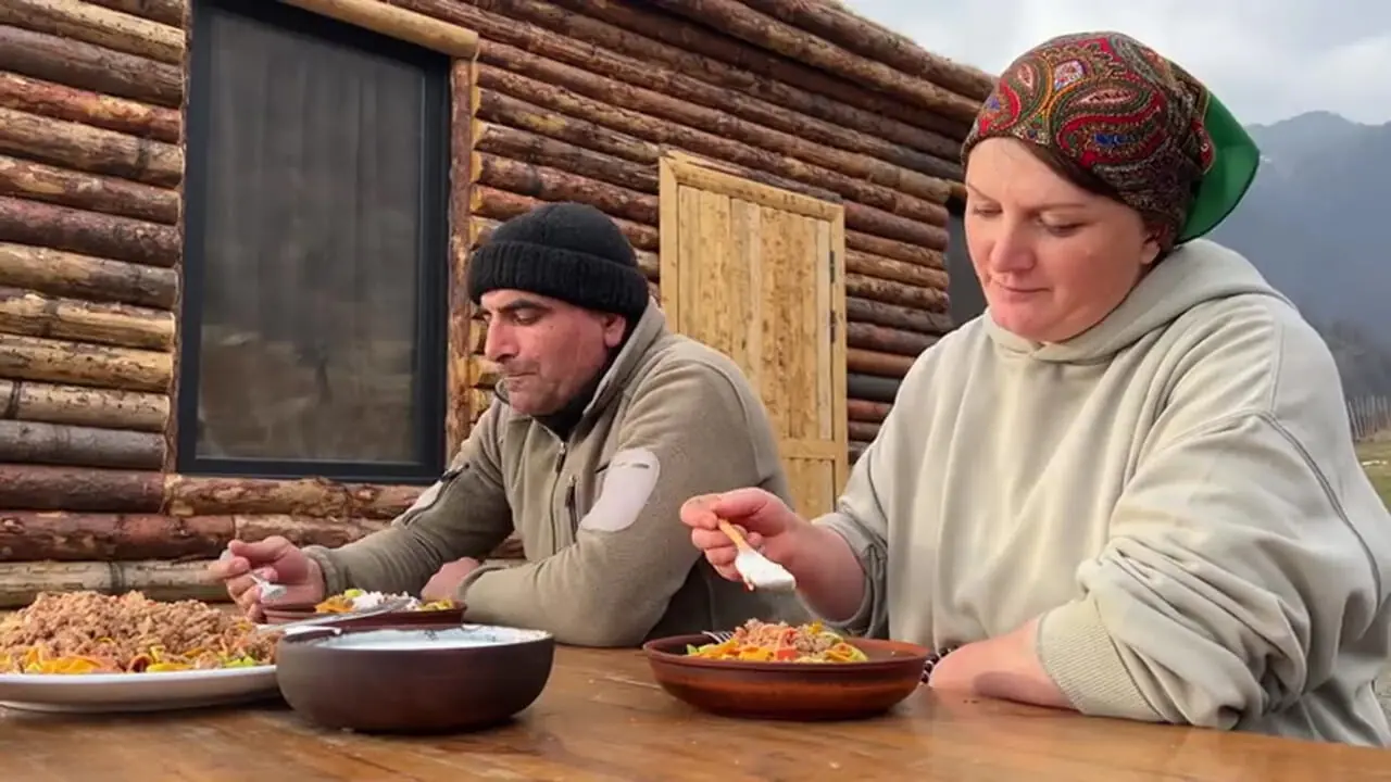 غذای روستایی در آذربایجان؛ تهیه پاستای رنگی با لبو، اسفناج و زردچوبه