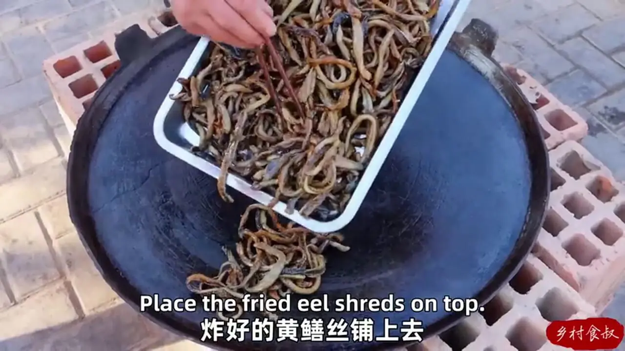 غذای روستایی در چین؛ پخت یک غذای تند با 20 مارماهی و فلفل در تابه