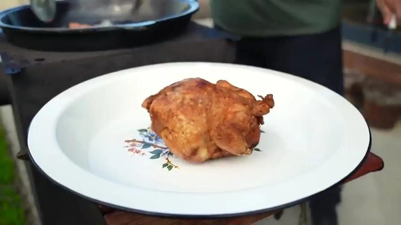 ببینید| غذای روستایی در روسیه؛ پخت مرغ سوخاری کامل به روشی متفاوت