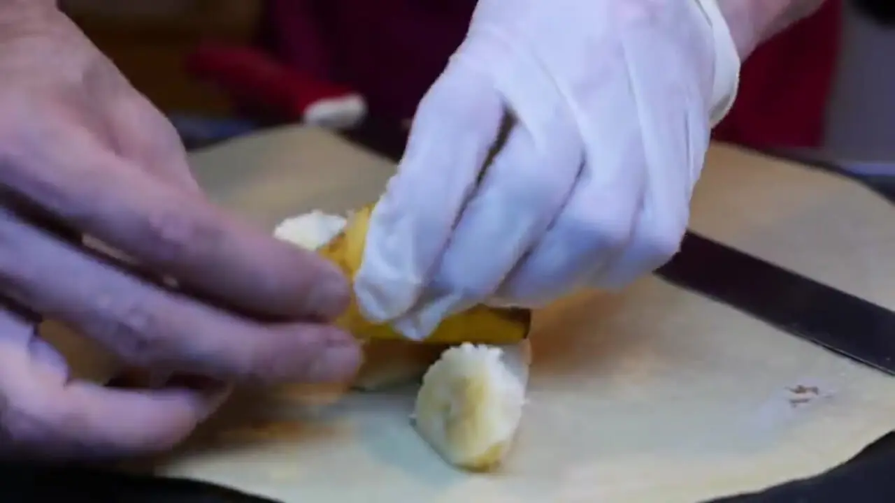 غذای خیابانی در ژاپن؛ تهیه پنکیک میوه ای در توکیو