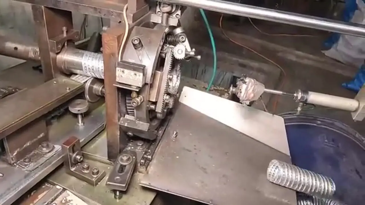 فیلتر روغن خودرو چگونه در کارگاهی در پاکستان تولید می شود؟