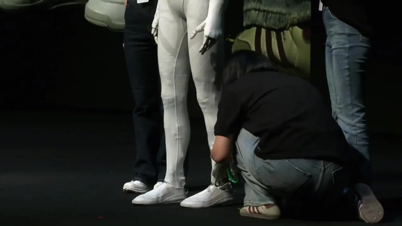 ببینید؛ شکافتن پای ربات انسان‌نمای چینی برای پایان دادن به شایعه حضور انسان درون آن