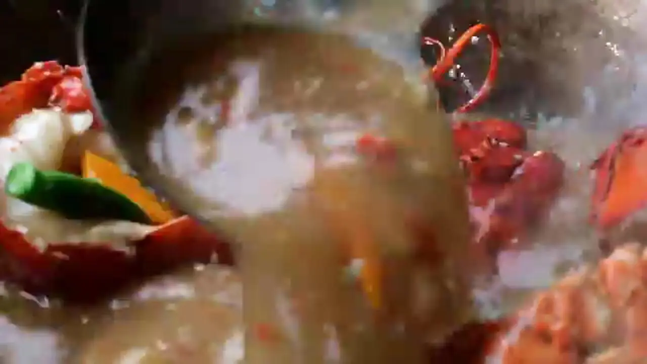 غذای خیابانی در تایلند؛ نودل با سس مخصوص و لابستر در بانکوک