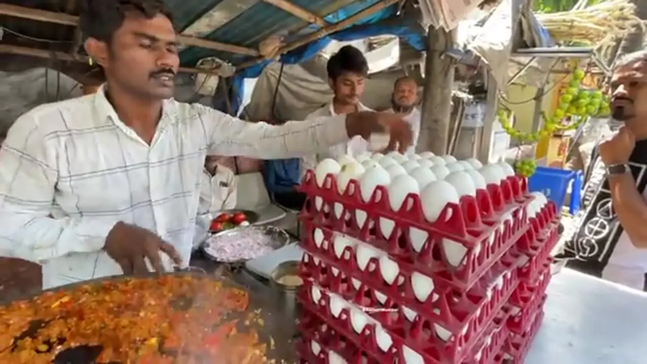 غذای خیابانی در هند؛ سرعت و مهارت آشپز خیابانی در پخت املت سبزیجات در بمبئی