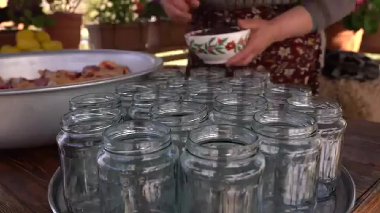 غذای روستایی در آذربایجان؛ تهیه خورشت سنتی و کنسرو با اردک