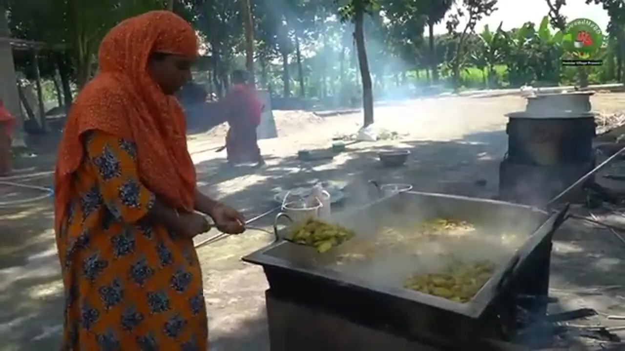 ببییند| غذای روستایی در هند؛ پخت خورشت کاری با کله پاچه گاو و موز