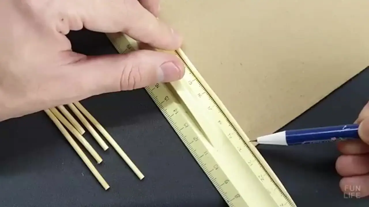 ببینید| نحوه ساخت ماکت یک خانه با مقوا به روش استاد روسی