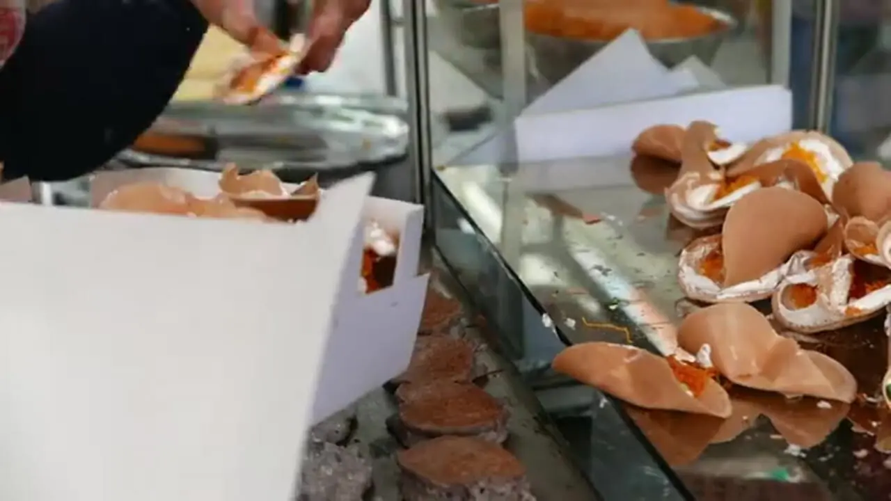 غذای خیابانی در تایلند؛ تهیه پنکیک تخم مرغ در بانکوک