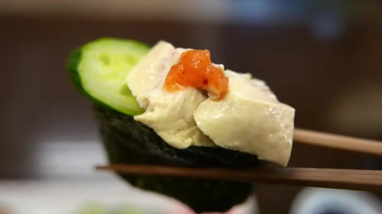 غذای خیابانی در ژاپن؛ تهیه دو نوع غذا با ماهی کمیاب چسبنده در اوکیناوا