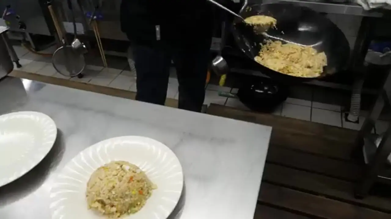 غذای خیابانی در کره؛ تخم مرغ با برنج سرخ شده در سئول