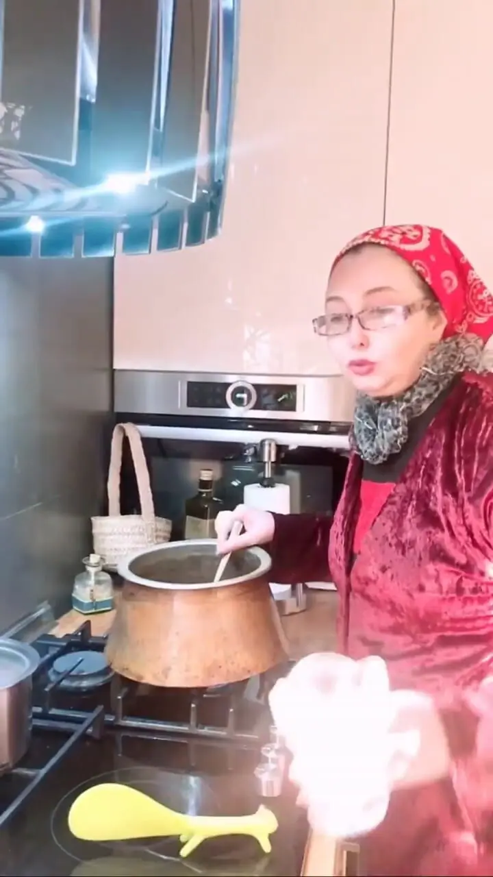 سفر در زمان؛ «کتایون ریاحی» در حال آموزش پخت کله جوش؛ سال 99