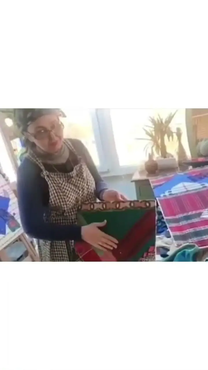 سفر در زمان؛ «کتایون ریاحی» در حال آموزش نقاشی روی پارچه؛ سال 1400