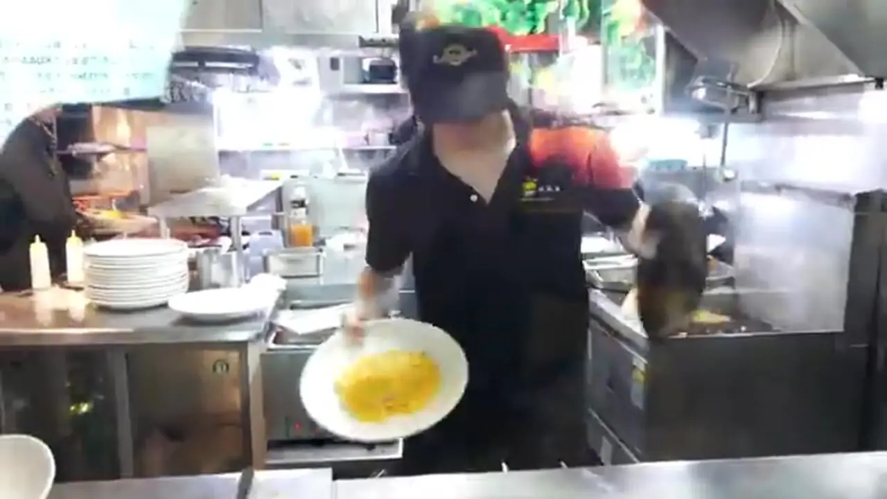 غذای خیابانی در ژاپن؛ پخت املت برنج، تخم مرغ و گوشت در توکیو