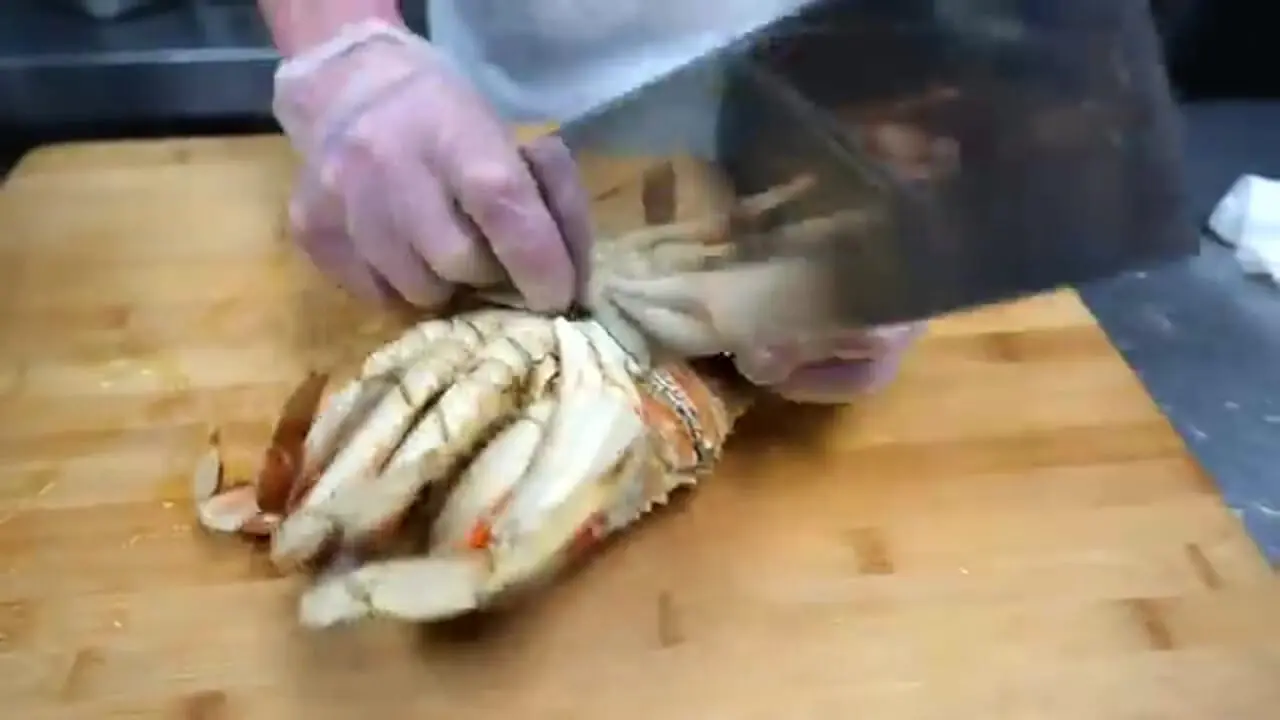غذای خیابانی در آمریکا؛ تهیه یک خوراک خاص با خرچنگ و سس سویا در نیویورک