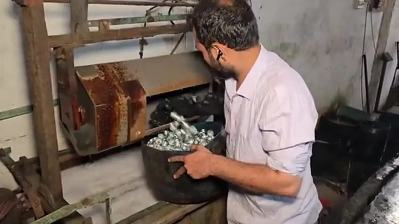 مراحل دیدنی تولید سرپیچ لامپ در کارگاهی در پاکستان