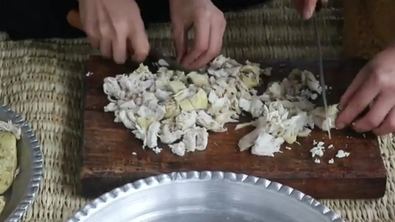 غذای روستایی در ایران؛ پخت ته چین مرغ در روستایی کوهستانی