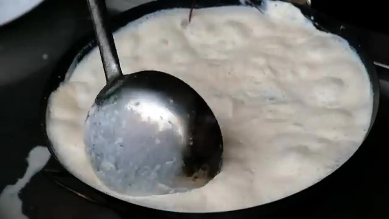 غذای خیابانی در تایلند؛ پخت یک غذای خاص با لابستر، سس پنیر و تخم مرغ در بانکوک