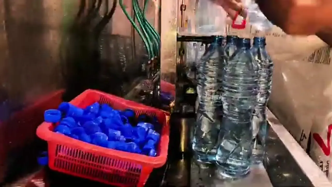 ببینید| مراحل دیدنی تولید بطری های آب معدنی و پر کردن و بسته بندی آنها در پاکستان