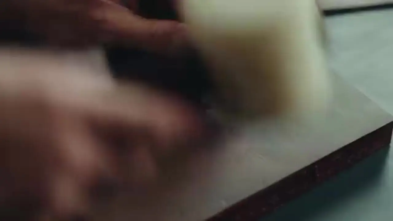 ببینید| فرآیند تماشایی دوخت دستی یک کیف پول مردانه شیک به روش استاد کانادایی