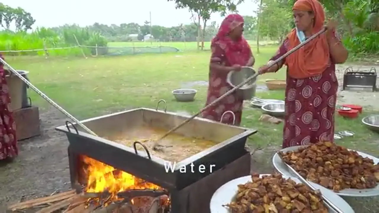 غذای روستایی در هند؛ پخت غذا با دو شمشیر ماهی غول پیکر و تهیه آب انبه در طبیعت