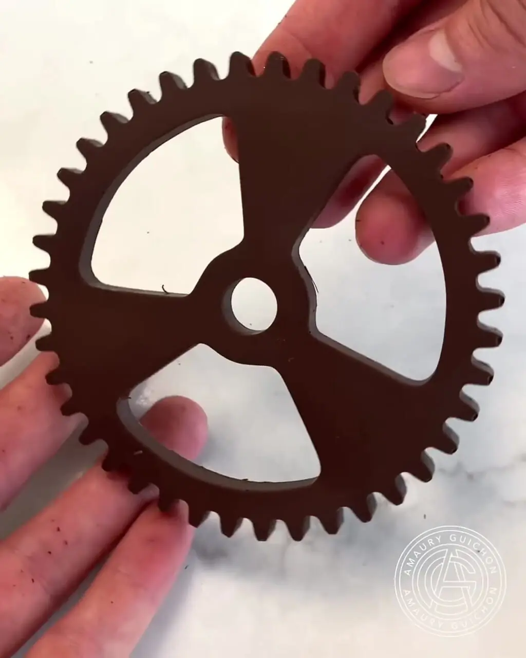 فرآیند شگفت انگیز ساخت یک تلسکوپ با شکلات خالص