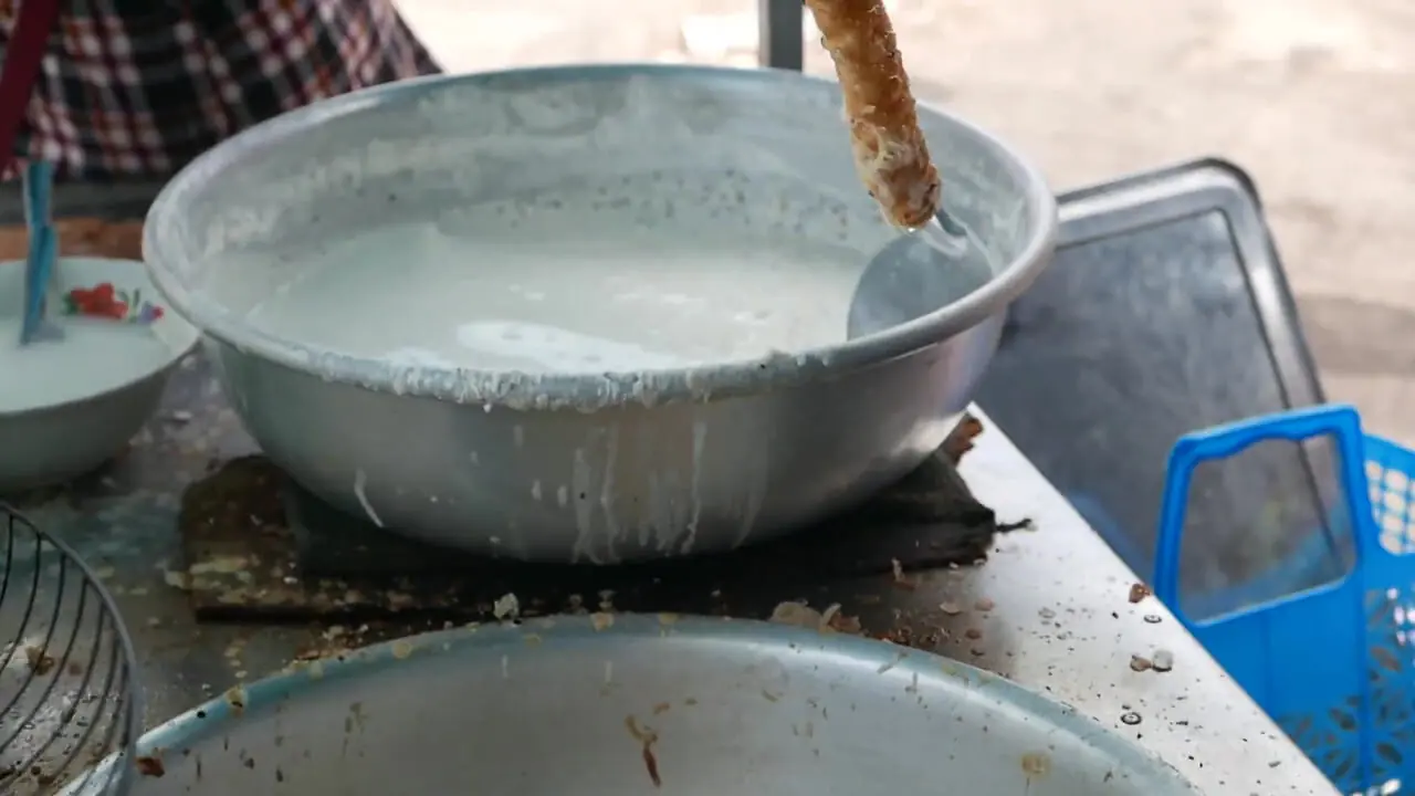 غذای خیابانی در کامبوج؛ تهیه یک میان وعده محبوب با موز در پنوم پن