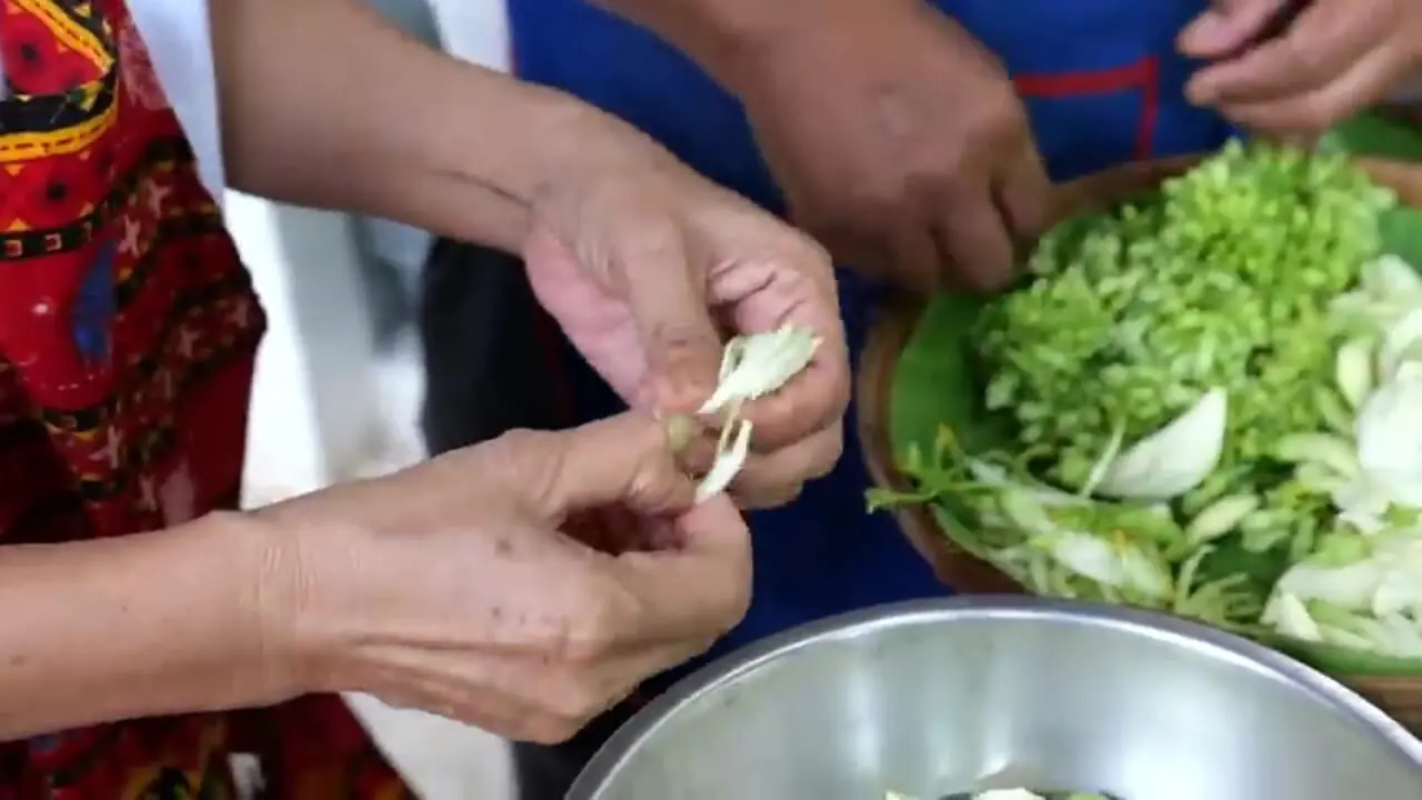 غذای خیابانی در تایلند؛ تهیه خوراک تند با میگو و سبزیجات در بانکوک