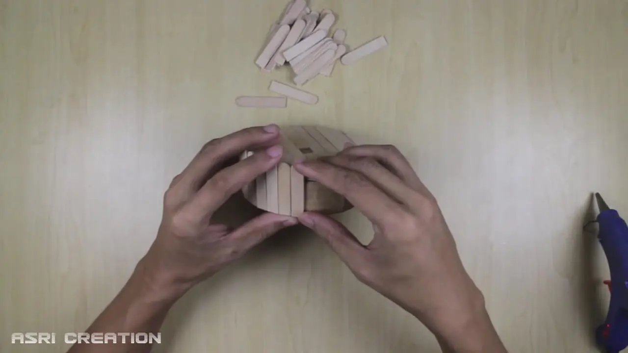 ببینید| فرآیند درست کردن یک فانوس تزئینی زیبا با چوب بستنی در خانه