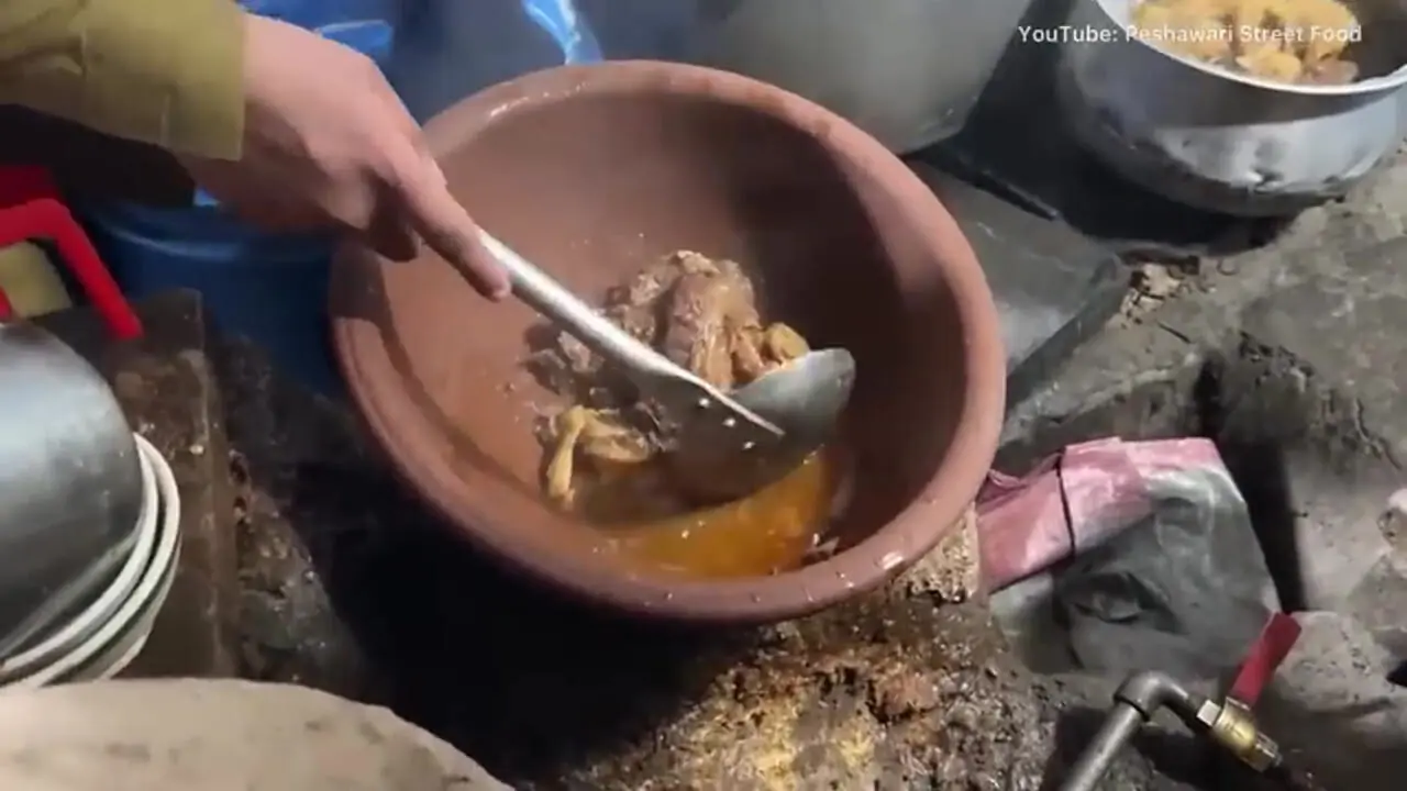 ببینید| غذای خیابانی در پاکستان؛ طبخ سیری پای (کله پاچه) برای صبحانه در پیشاور
