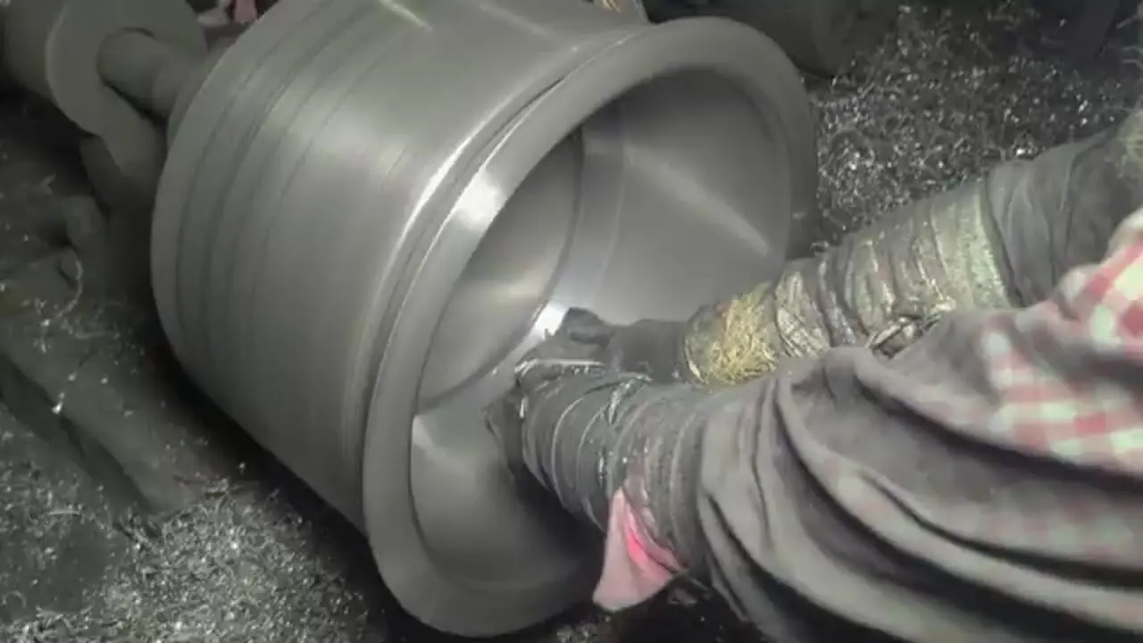 ببینید| مراحل تولید انبوه قابلمه های بزرگ آلومینیومی در پاکستان