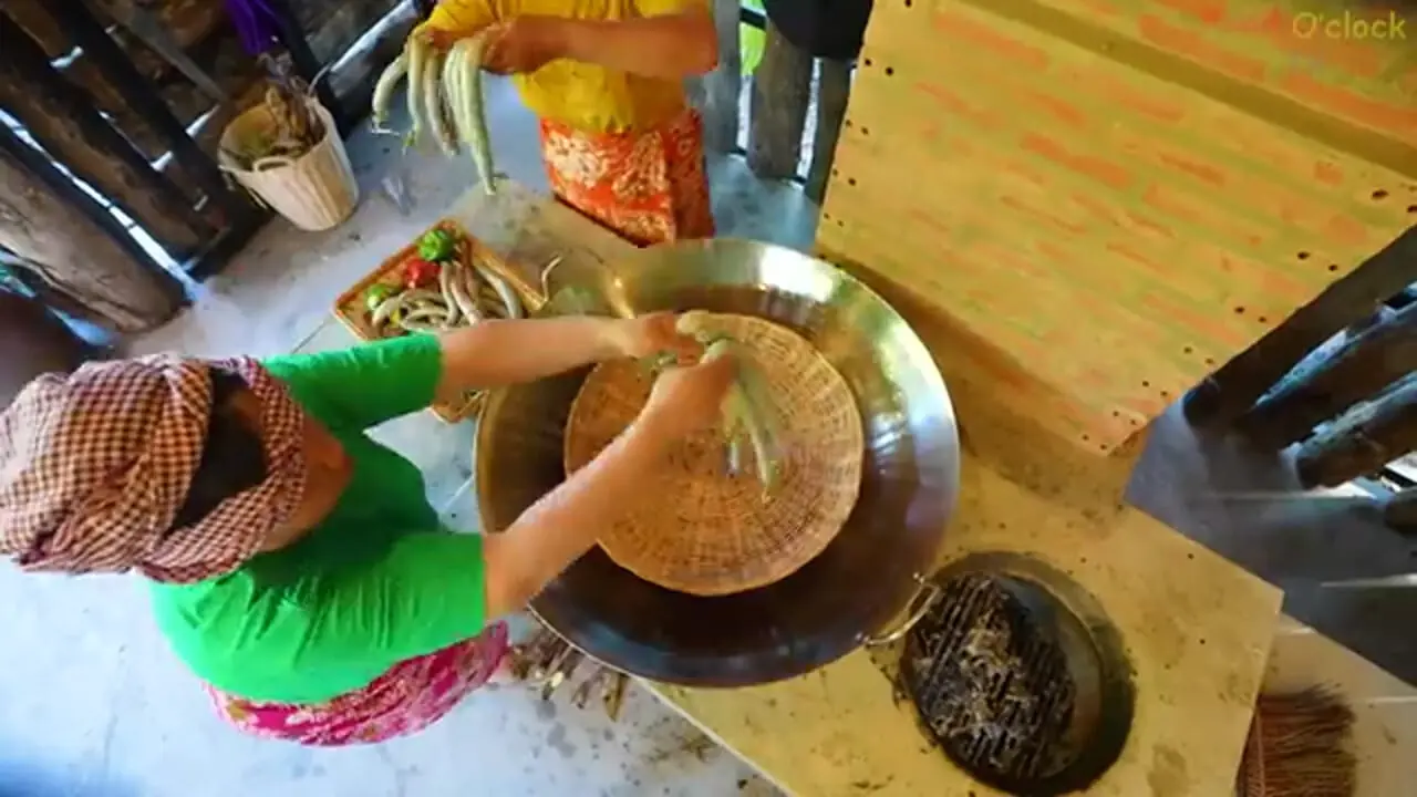 غذای روستایی در سنگاپور؛ تهیه سوسیس با مار و کباب مارماهی در روستا