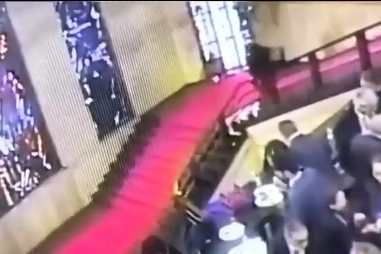 ببینید؛ لحظه سقوط یک مقام ایتالیایی از پله؛ پنجره تاریخی شکست!